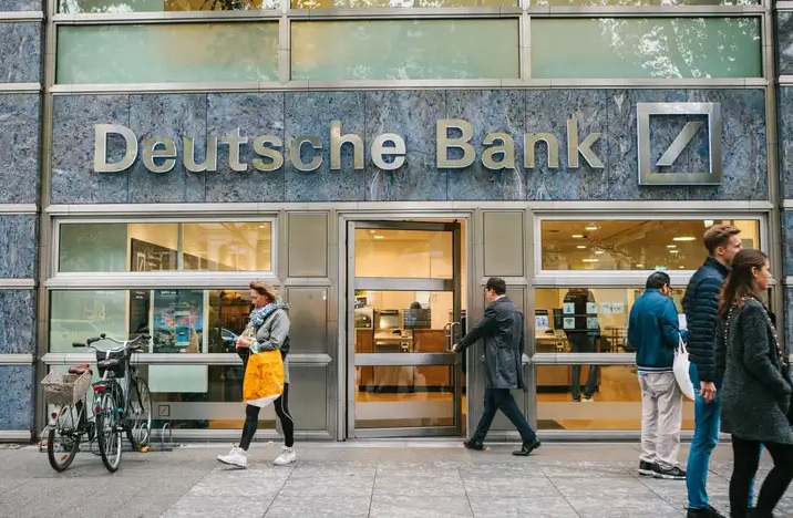 Ξενοικιάζει τα μισά της γραφεία στη Φρανκφούρτη η Deutsche Bank